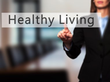 Ücretsiz teklif - dokunmatik ekran butonuna işadamı el basarak