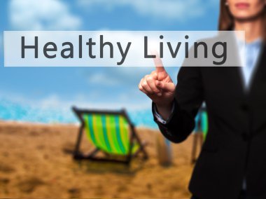 Ücretsiz teklif - dokunmatik ekran butonuna işadamı el basarak