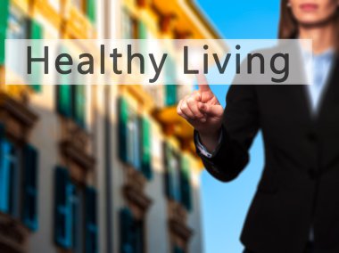 Ücretsiz teklif - dokunmatik ekran butonuna işadamı el basarak