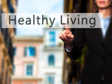 Ücretsiz teklif - dokunmatik ekran butonuna işadamı el basarak