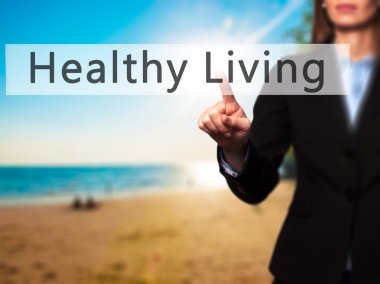 Ücretsiz teklif - dokunmatik ekran butonuna işadamı el basarak