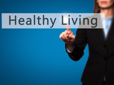 Ücretsiz teklif - dokunmatik ekran butonuna işadamı el basarak