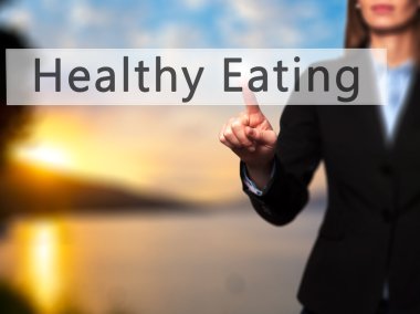 Ücretsiz teklif - dokunmatik ekran butonuna işadamı el basarak