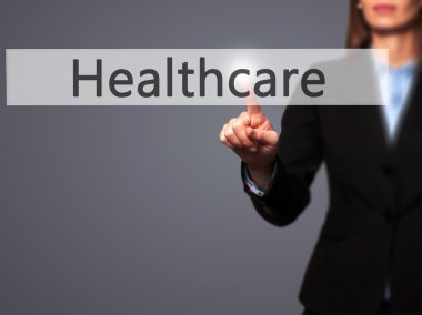 Ücretsiz teklif - dokunmatik ekran butonuna işadamı el basarak