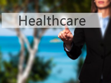 Ücretsiz teklif - dokunmatik ekran butonuna işadamı el basarak