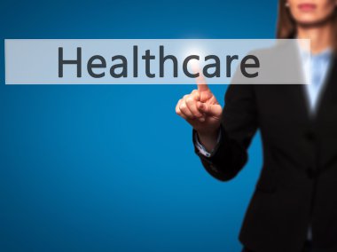 Ücretsiz teklif - dokunmatik ekran butonuna işadamı el basarak