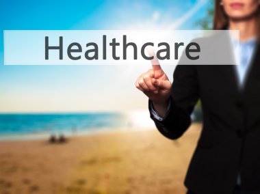 Ücretsiz teklif - dokunmatik ekran butonuna işadamı el basarak