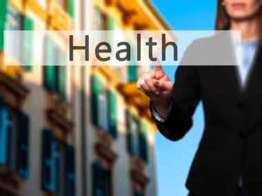 Ücretsiz teklif - dokunmatik ekran butonuna işadamı el basarak