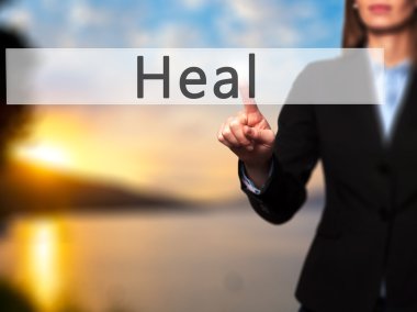 Ücretsiz teklif - dokunmatik ekran butonuna işadamı el basarak