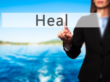 Ücretsiz teklif - dokunmatik ekran butonuna işadamı el basarak