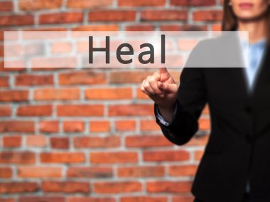 Ücretsiz teklif - dokunmatik ekran butonuna işadamı el basarak