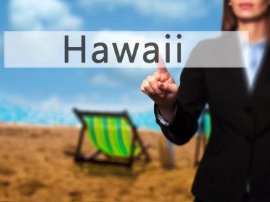 Ücretsiz teklif - dokunmatik ekran butonuna işadamı el basarak