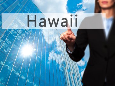 Ücretsiz teklif - dokunmatik ekran butonuna işadamı el basarak