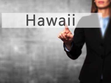 Ücretsiz teklif - dokunmatik ekran butonuna işadamı el basarak