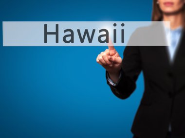 Ücretsiz teklif - dokunmatik ekran butonuna işadamı el basarak