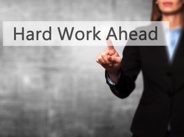 Ücretsiz teklif - dokunmatik ekran butonuna işadamı el basarak