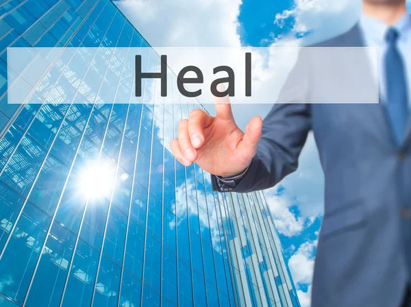 Ücretsiz teklif - dokunmatik ekran butonuna işadamı el basarak