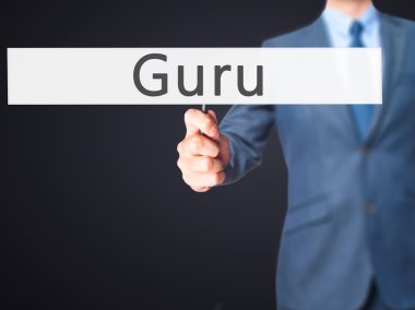 Ücretsiz teklif - dokunmatik ekran butonuna işadamı el basarak