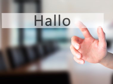 Ücretsiz teklif - dokunmatik ekran butonuna işadamı el basarak