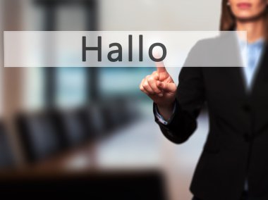 Ücretsiz teklif - dokunmatik ekran butonuna işadamı el basarak