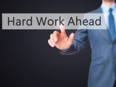 Ücretsiz teklif - dokunmatik ekran butonuna işadamı el basarak