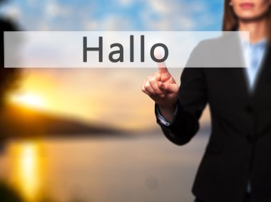 Ücretsiz teklif - dokunmatik ekran butonuna işadamı el basarak