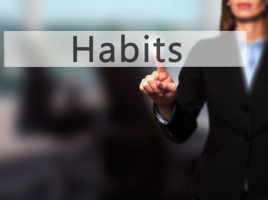 Ücretsiz teklif - dokunmatik ekran butonuna işadamı el basarak