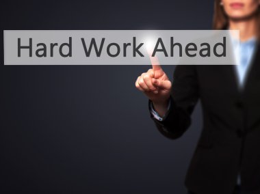 Ücretsiz teklif - dokunmatik ekran butonuna işadamı el basarak