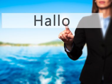 Ücretsiz teklif - dokunmatik ekran butonuna işadamı el basarak