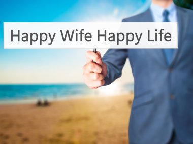 Ücretsiz teklif - dokunmatik ekran butonuna işadamı el basarak