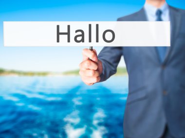 Ücretsiz teklif - dokunmatik ekran butonuna işadamı el basarak