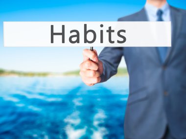 Ücretsiz teklif - dokunmatik ekran butonuna işadamı el basarak