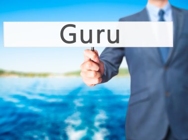 Ücretsiz teklif - dokunmatik ekran butonuna işadamı el basarak