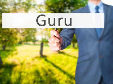 Ücretsiz teklif - dokunmatik ekran butonuna işadamı el basarak