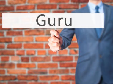 Ücretsiz teklif - dokunmatik ekran butonuna işadamı el basarak