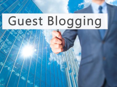 Ücretsiz teklif - dokunmatik ekran butonuna işadamı el basarak