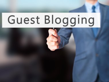 Ücretsiz teklif - dokunmatik ekran butonuna işadamı el basarak