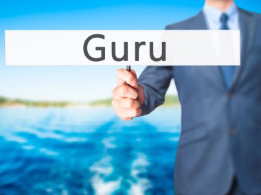 Ücretsiz teklif - dokunmatik ekran butonuna işadamı el basarak