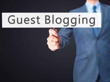 Ücretsiz teklif - dokunmatik ekran butonuna işadamı el basarak