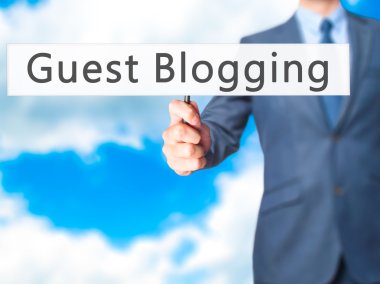 Ücretsiz teklif - dokunmatik ekran butonuna işadamı el basarak