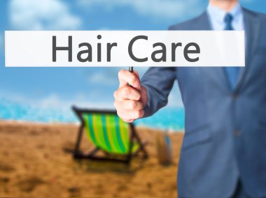 Ücretsiz teklif - dokunmatik ekran butonuna işadamı el basarak