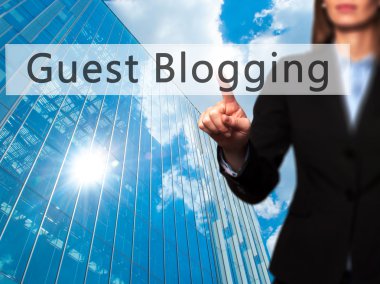 Ücretsiz teklif - dokunmatik ekran butonuna işadamı el basarak