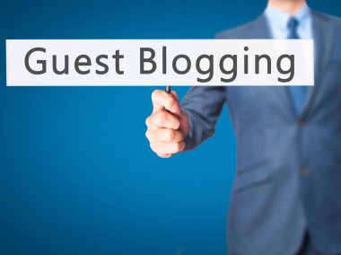 Ücretsiz teklif - dokunmatik ekran butonuna işadamı el basarak