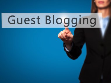 Ücretsiz teklif - dokunmatik ekran butonuna işadamı el basarak