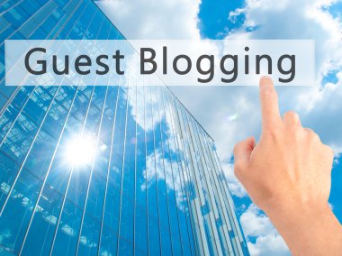 Ücretsiz teklif - dokunmatik ekran butonuna işadamı el basarak