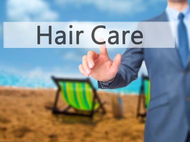 Ücretsiz teklif - dokunmatik ekran butonuna işadamı el basarak