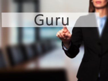 Ücretsiz teklif - dokunmatik ekran butonuna işadamı el basarak