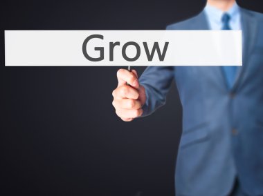 Ücretsiz teklif - dokunmatik ekran butonuna işadamı el basarak