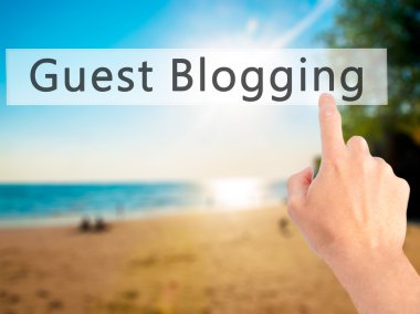 Ücretsiz teklif - dokunmatik ekran butonuna işadamı el basarak