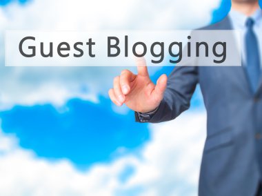 Ücretsiz teklif - dokunmatik ekran butonuna işadamı el basarak